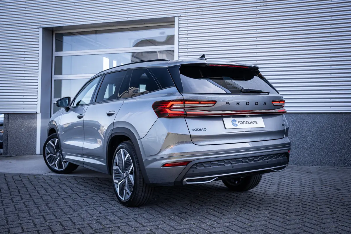 1.5 TSI PHEV Sportline Business | Achteruitrijcamera | Elektrisch glazen panorama-dak | Lichtmetalen velgen 20"