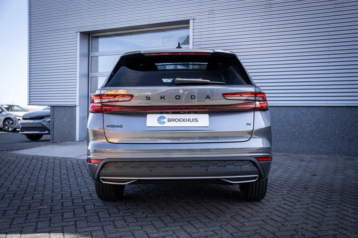 1.5 TSI PHEV Sportline Business | Achteruitrijcamera | Elektrisch glazen panorama-dak | Lichtmetalen velgen 20"