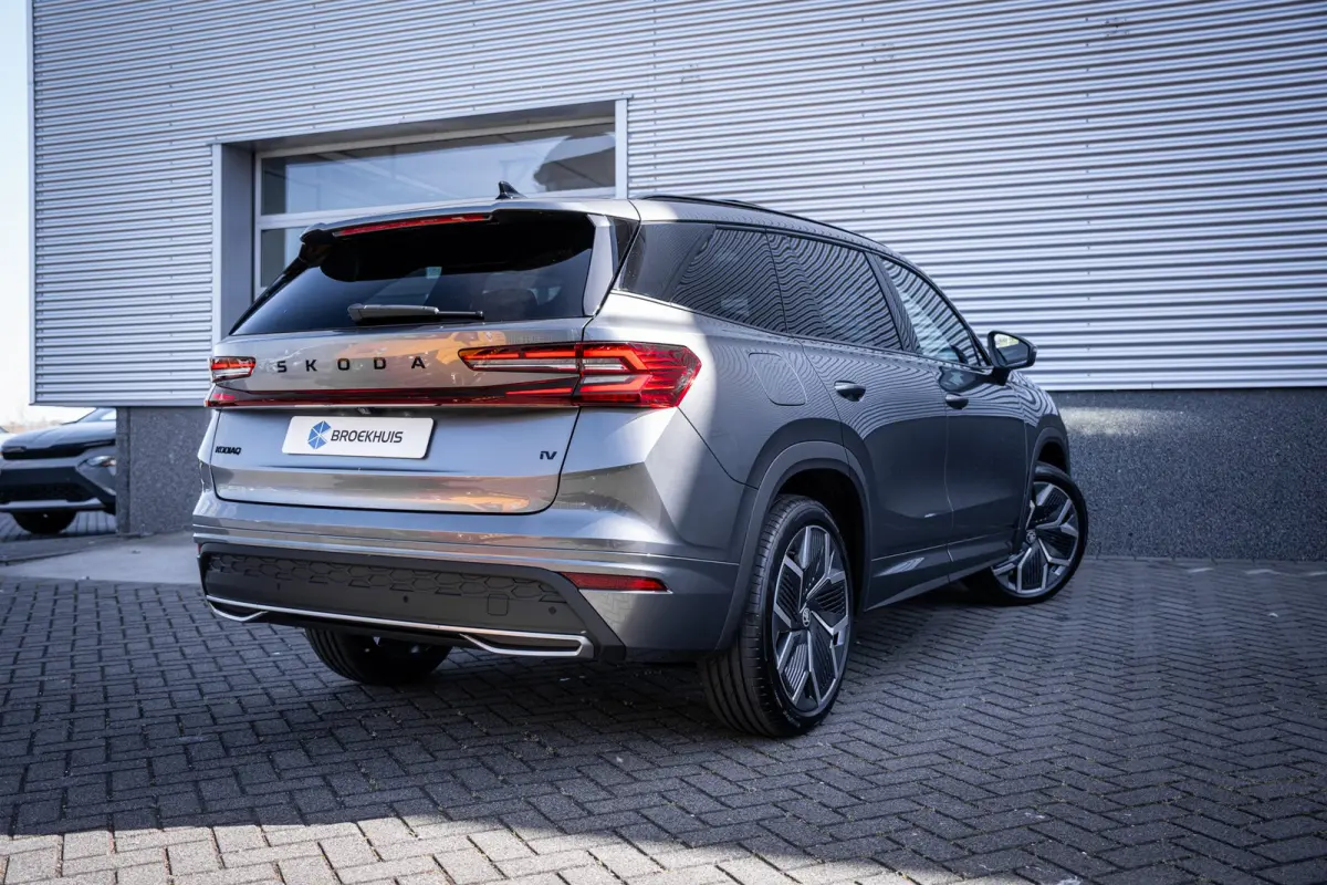 1.5 TSI PHEV Sportline Business | Achteruitrijcamera | Elektrisch glazen panorama-dak | Lichtmetalen velgen 20"