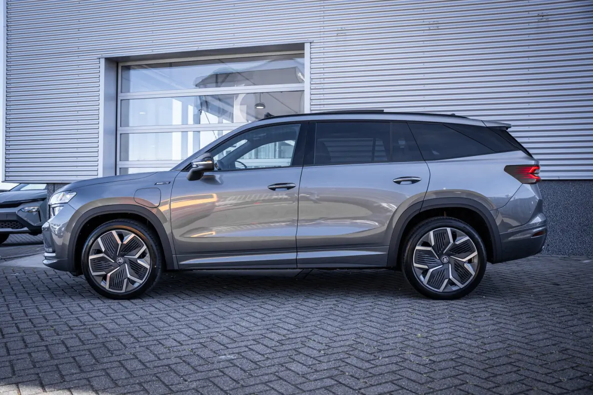 1.5 TSI PHEV Sportline Business | Achteruitrijcamera | Elektrisch glazen panorama-dak | Lichtmetalen velgen 20"