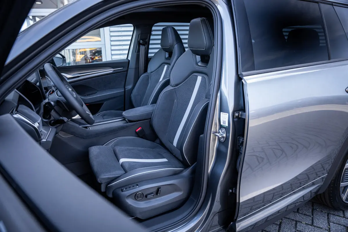 1.5 TSI PHEV Sportline Business | Achteruitrijcamera | Elektrisch glazen panorama-dak | Lichtmetalen velgen 20"