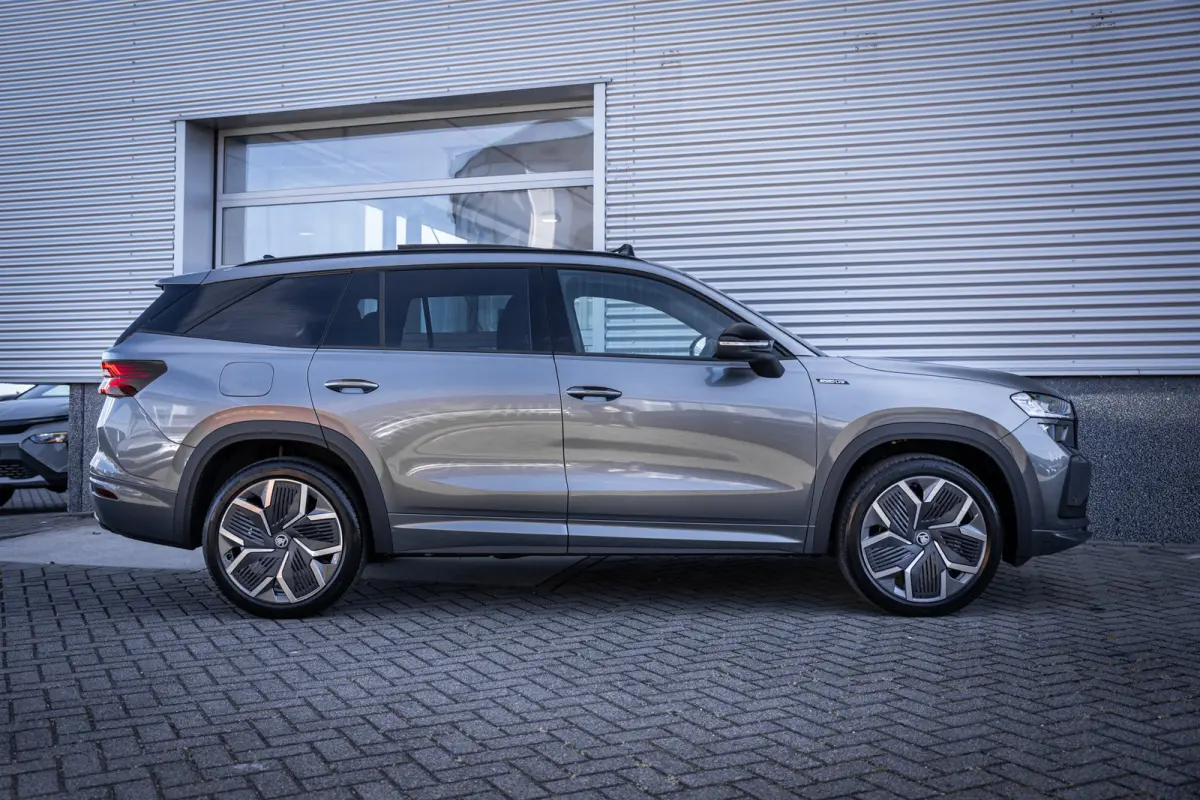1.5 TSI PHEV Sportline Business | Achteruitrijcamera | Elektrisch glazen panorama-dak | Lichtmetalen velgen 20"