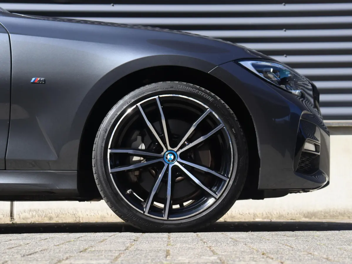 330e | High Executive | M Sportpakket | Laserlight | Getint Glas | Verwarmbare Voorstoelen | Hi-Fi | Apple Carplay | SOH 92% | 19'' LMV