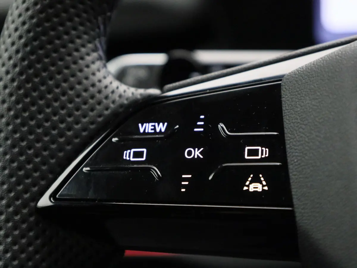 1.5 e-hybrid S edition 272 PK l Demo l Adaptive cruise control l Camera l Stoelverwarming l Climate Control l Navigatie l Apple Carplay | Android Auto l LED-koplampen l Privacy glas l