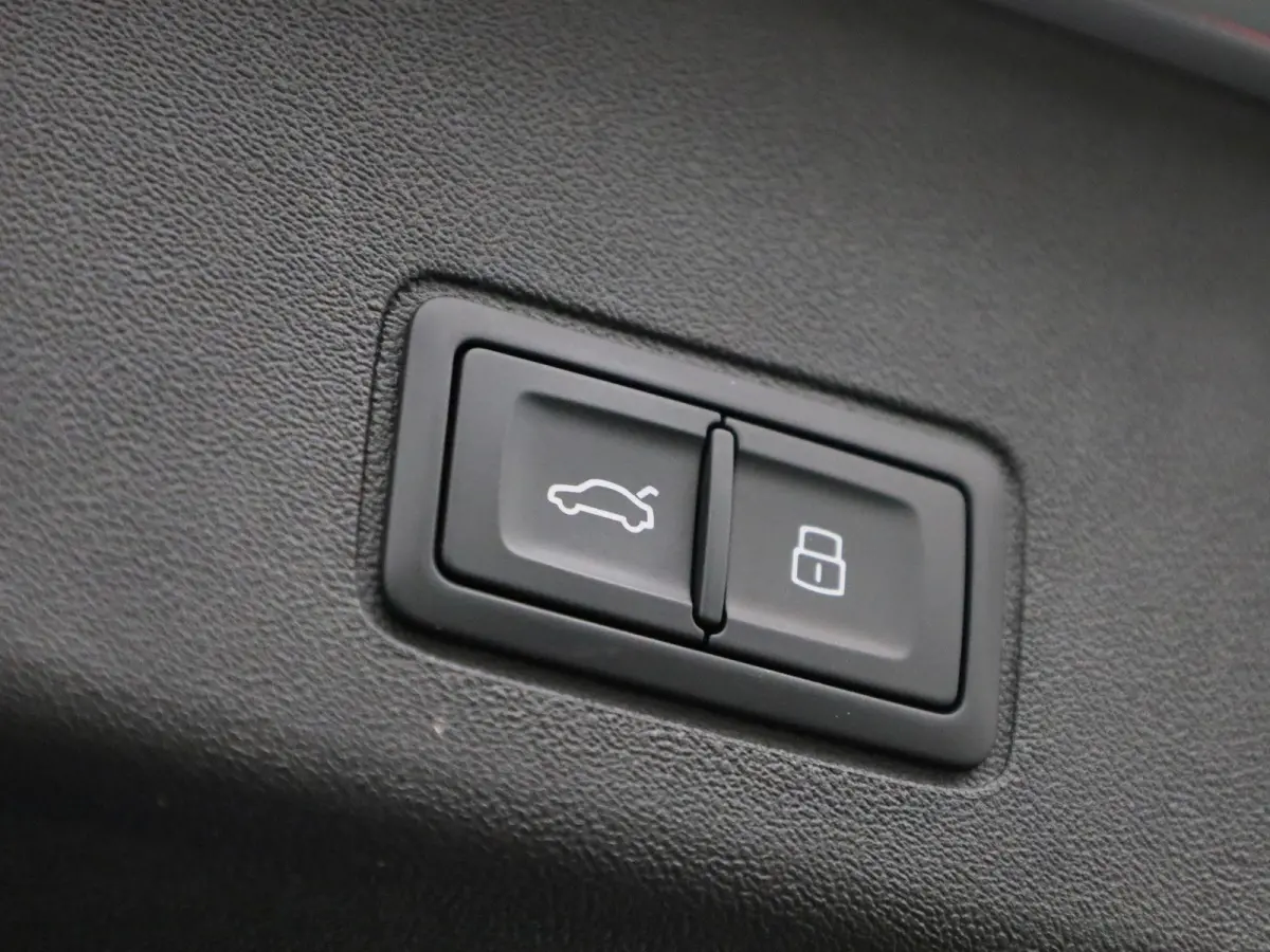 1.5 e-hybrid S edition 272 PK l Demo l Adaptive cruise control l Camera l Stoelverwarming l Climate Control l Navigatie l Apple Carplay | Android Auto l LED-koplampen l Privacy glas l