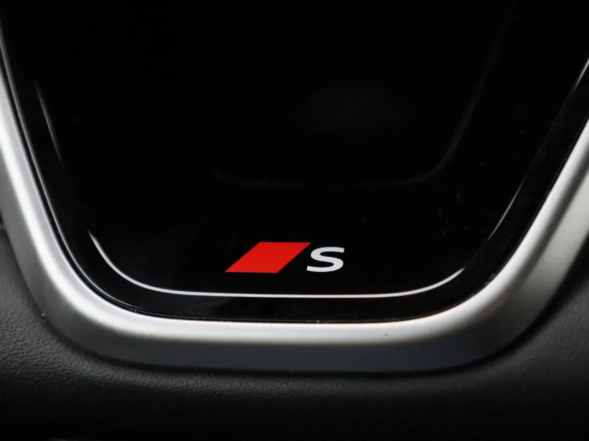 1.5 e-hybrid S edition 272 PK l Demo l Adaptive cruise control l Camera l Stoelverwarming l Climate Control l Navigatie l Apple Carplay | Android Auto l LED-koplampen l Privacy glas l