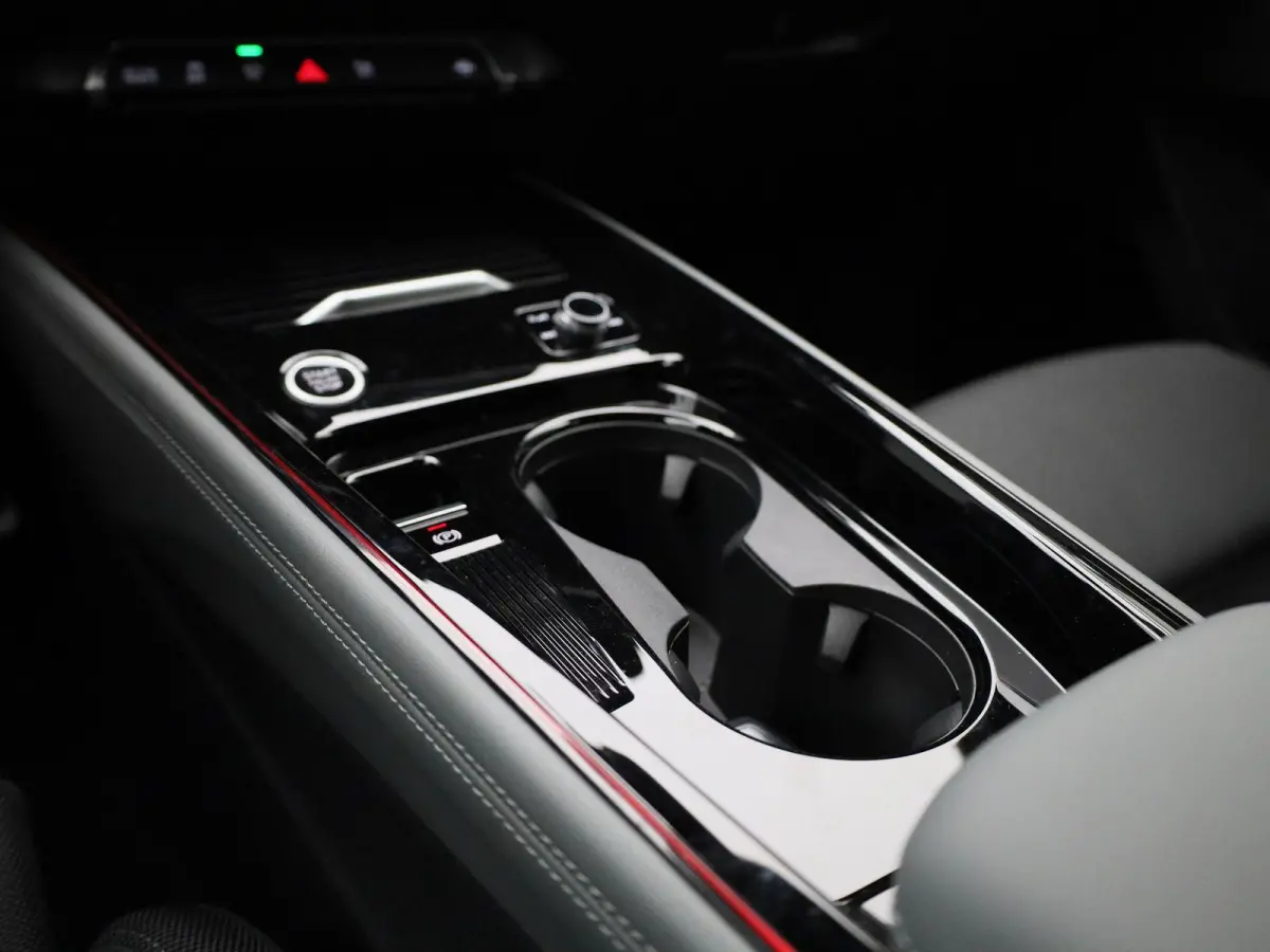1.5 e-hybrid S edition 272 PK l Demo l Adaptive cruise control l Camera l Stoelverwarming l Climate Control l Navigatie l Apple Carplay | Android Auto l LED-koplampen l Privacy glas l