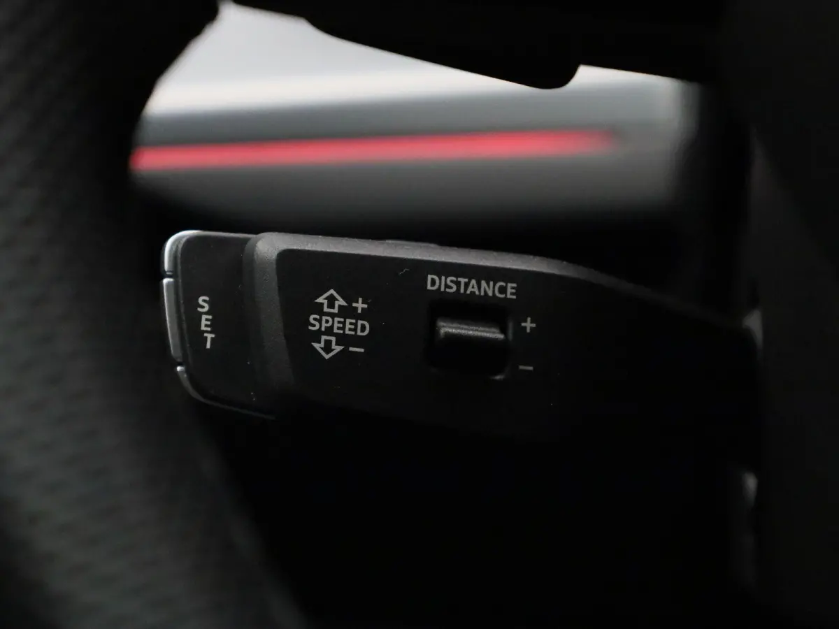 1.5 e-hybrid S edition 272 PK l Demo l Adaptive cruise control l Camera l Stoelverwarming l Climate Control l Navigatie l Apple Carplay | Android Auto l LED-koplampen l Privacy glas l