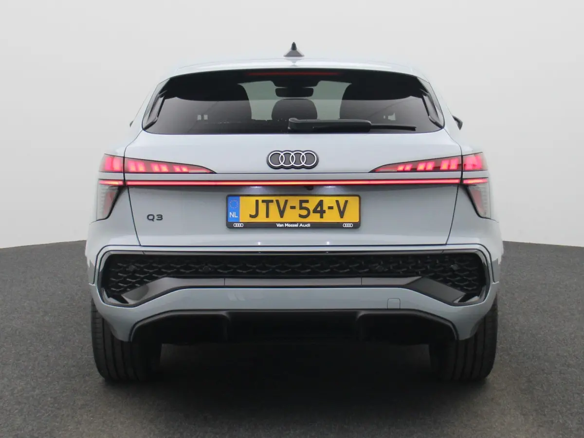 1.5 e-hybrid S edition 272 PK l Demo l Adaptive cruise control l Camera l Stoelverwarming l Climate Control l Navigatie l Apple Carplay | Android Auto l LED-koplampen l Privacy glas l
