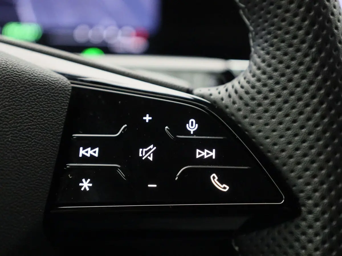1.5 e-hybrid S edition 272 PK l Demo l Adaptive cruise control l Camera l Stoelverwarming l Climate Control l Navigatie l Apple Carplay | Android Auto l LED-koplampen l Privacy glas l