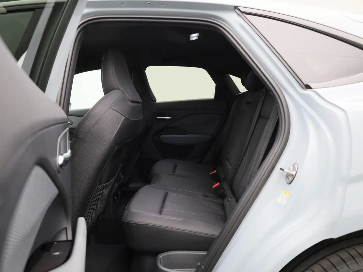 1.5 e-hybrid S edition 272 PK l Demo l Adaptive cruise control l Camera l Stoelverwarming l Climate Control l Navigatie l Apple Carplay | Android Auto l LED-koplampen l Privacy glas l