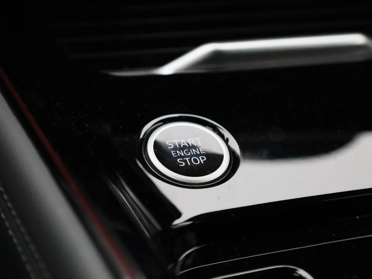 1.5 e-hybrid S edition 272 PK l Demo l Adaptive cruise control l Camera l Stoelverwarming l Climate Control l Navigatie l Apple Carplay | Android Auto l LED-koplampen l Privacy glas l