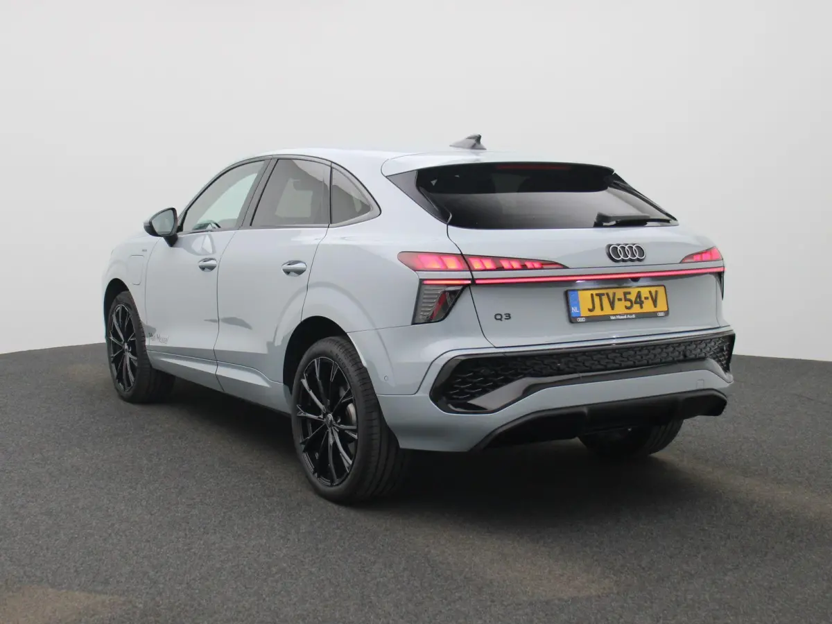 1.5 e-hybrid S edition 272 PK l Demo l Adaptive cruise control l Camera l Stoelverwarming l Climate Control l Navigatie l Apple Carplay | Android Auto l LED-koplampen l Privacy glas l