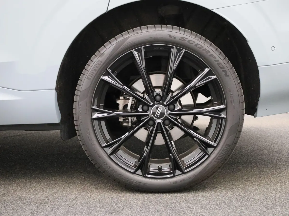 1.5 e-hybrid S edition 272 PK l Demo l Adaptive cruise control l Camera l Stoelverwarming l Climate Control l Navigatie l Apple Carplay | Android Auto l LED-koplampen l Privacy glas l