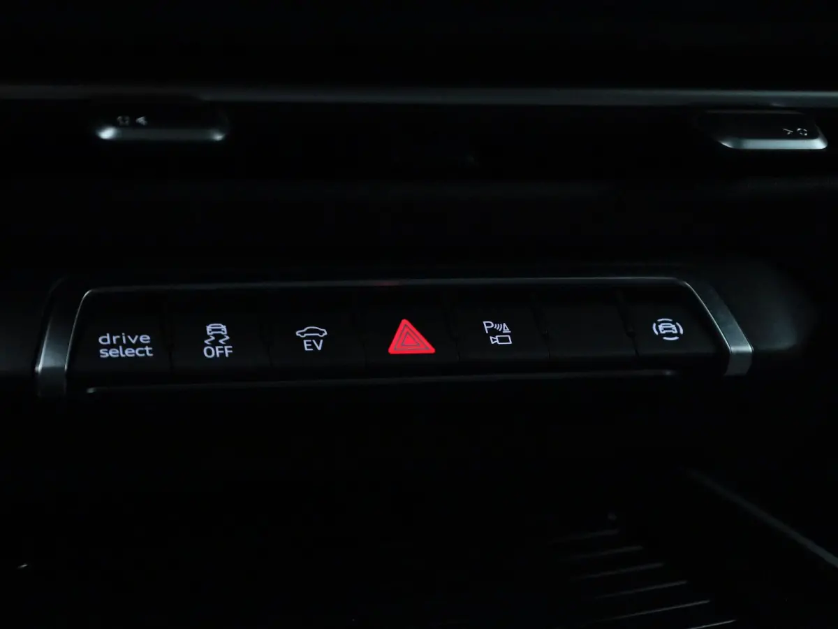 1.5 e-hybrid S edition 272 PK l Demo l Adaptive cruise control l Camera l Stoelverwarming l Climate Control l Navigatie l Apple Carplay | Android Auto l LED-koplampen l Privacy glas l