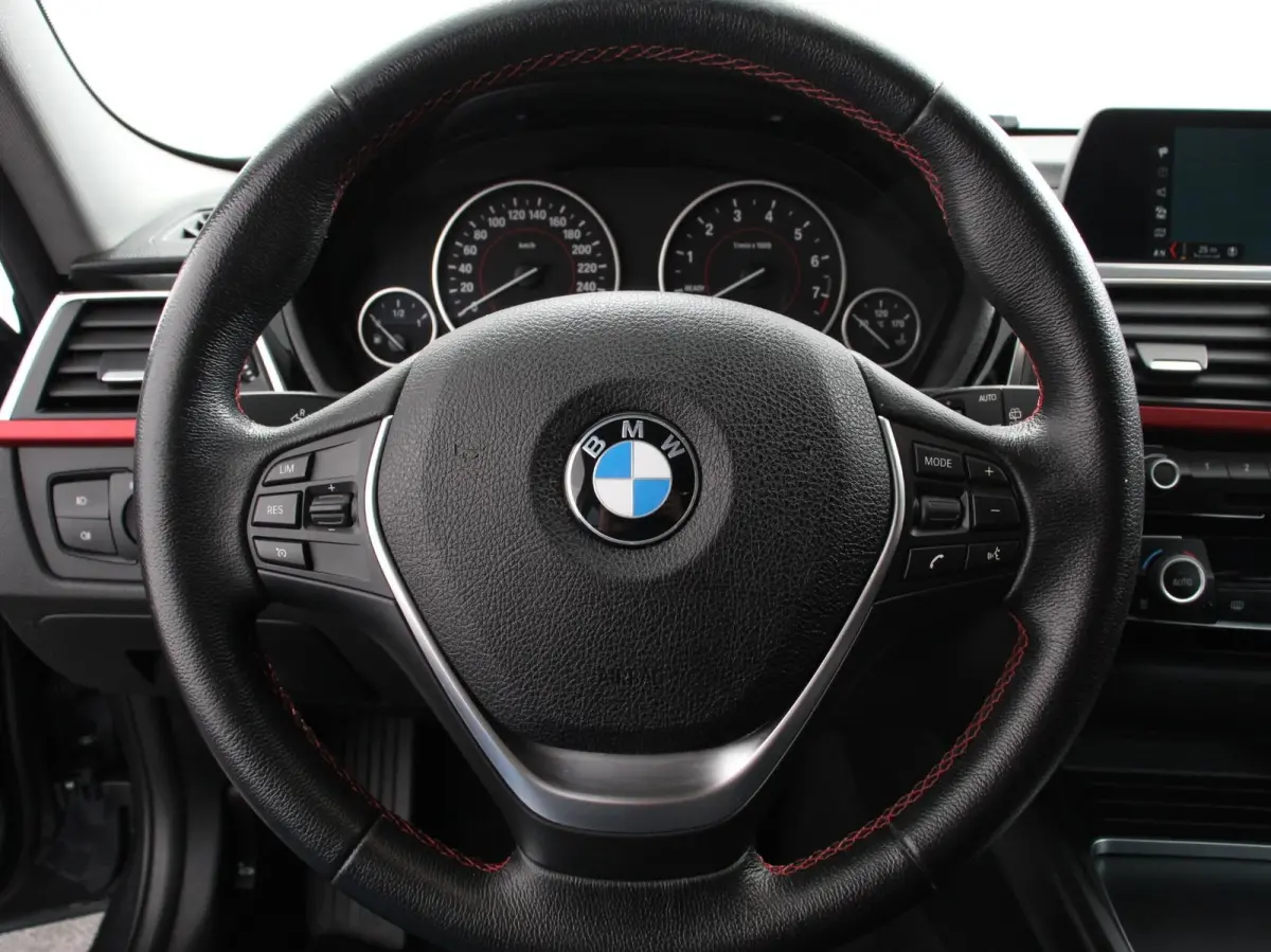340i 326 pk Automaat Sport-Line Navigatie Climate Control Cruise Control Led Elektrische bedienbare achterklep Extra Getint Glas Lichtmetalen velgen 18" Stoelverwarming