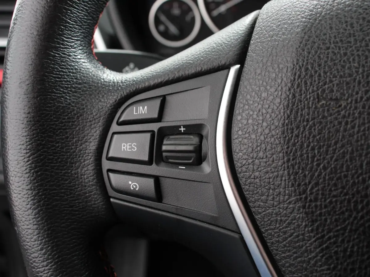 340i 326 pk Automaat Sport-Line Navigatie Climate Control Cruise Control Led Elektrische bedienbare achterklep Extra Getint Glas Lichtmetalen velgen 18" Stoelverwarming