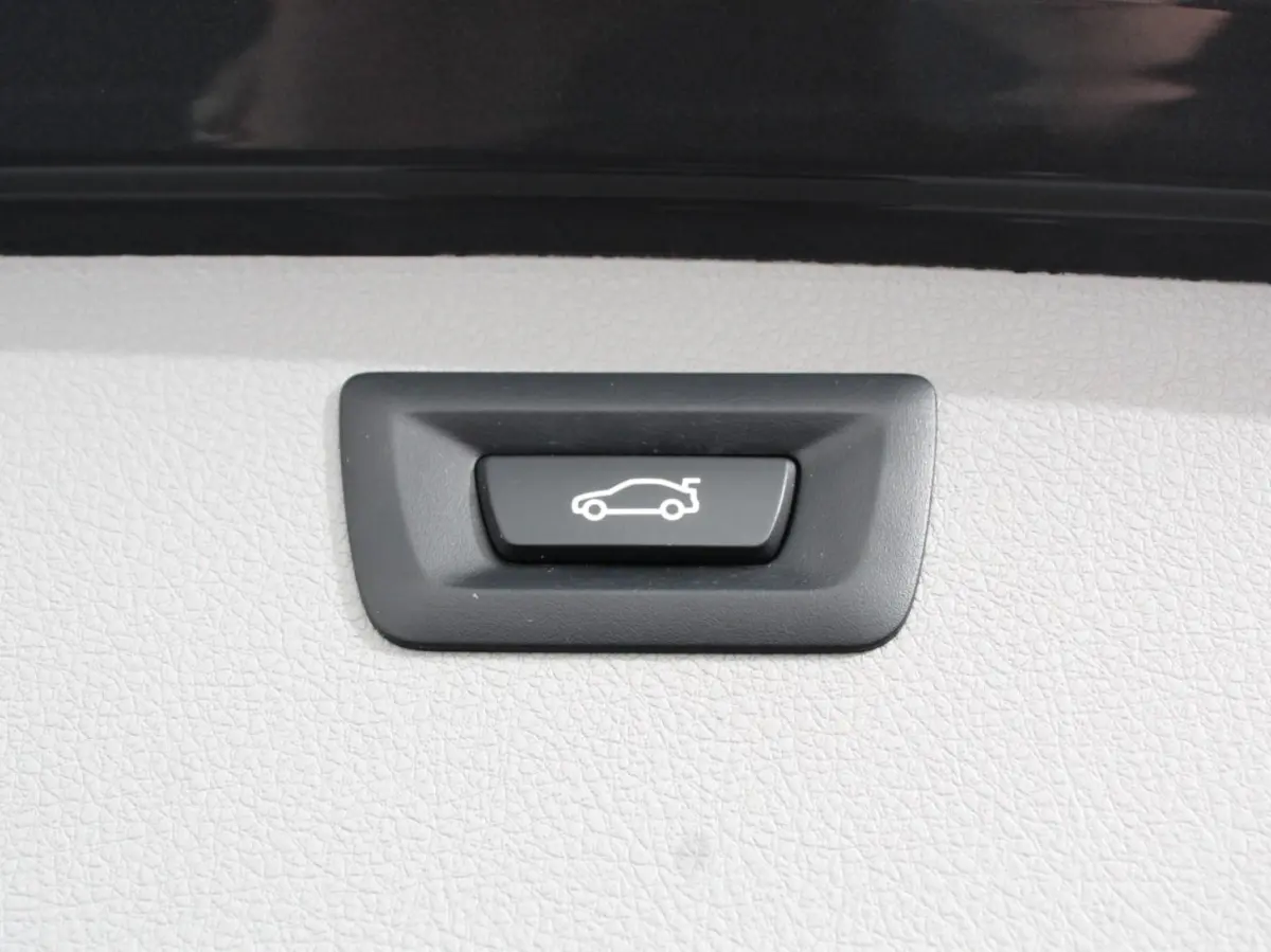 340i 326 pk Automaat Sport-Line Navigatie Climate Control Cruise Control Led Elektrische bedienbare achterklep Extra Getint Glas Lichtmetalen velgen 18" Stoelverwarming