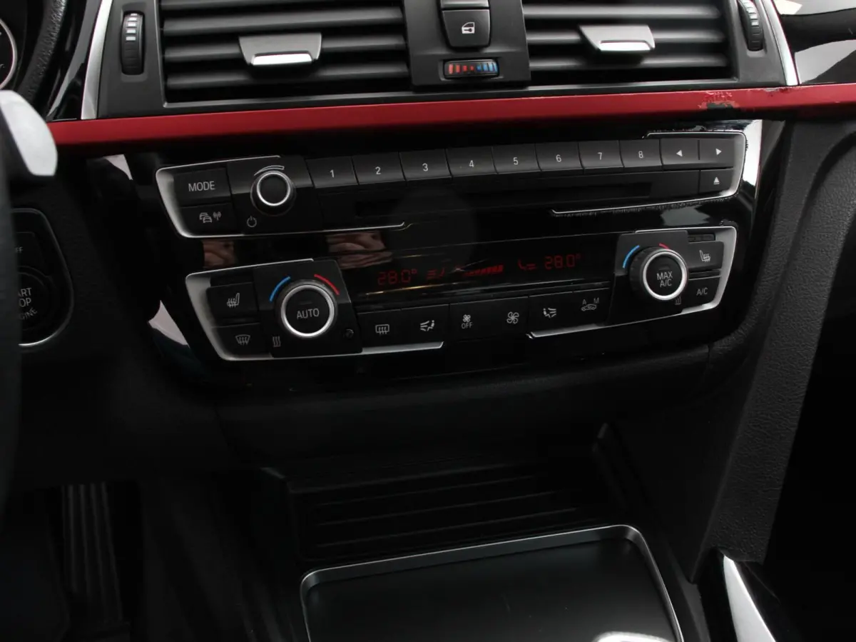 340i 326 pk Automaat Sport-Line Navigatie Climate Control Cruise Control Led Elektrische bedienbare achterklep Extra Getint Glas Lichtmetalen velgen 18" Stoelverwarming