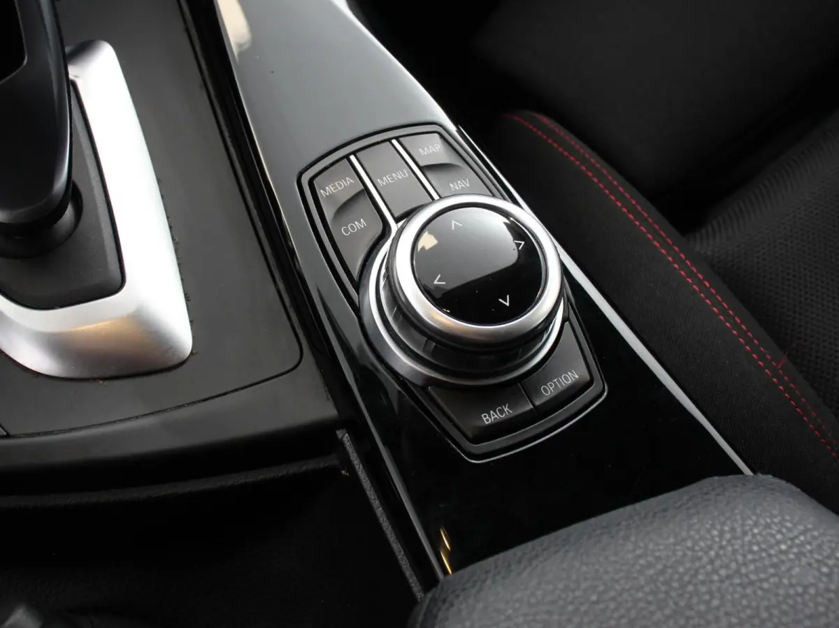 340i 326 pk Automaat Sport-Line Navigatie Climate Control Cruise Control Led Elektrische bedienbare achterklep Extra Getint Glas Lichtmetalen velgen 18" Stoelverwarming