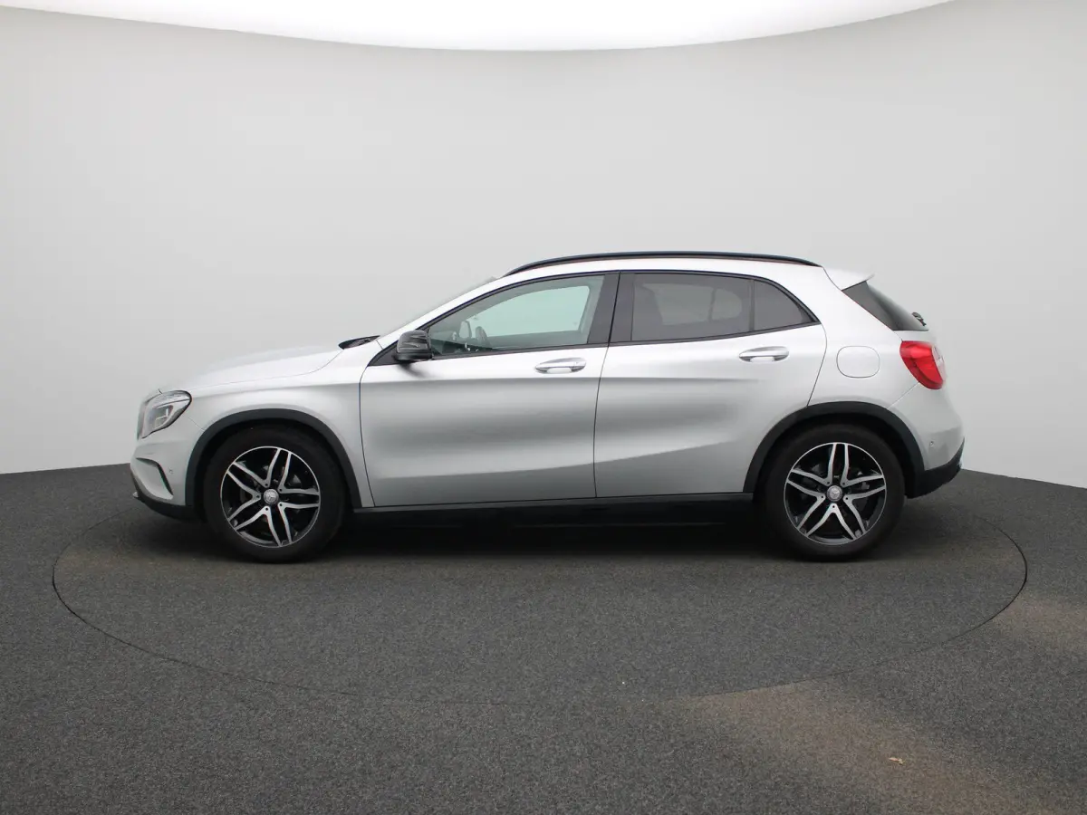 200 Prestige | Automaat | Stoelverwarming | Memory | Trekhaak | Navigatie |