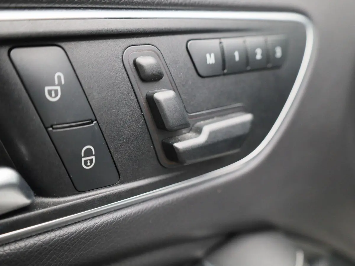 200 Prestige | Automaat | Stoelverwarming | Memory | Trekhaak | Navigatie |