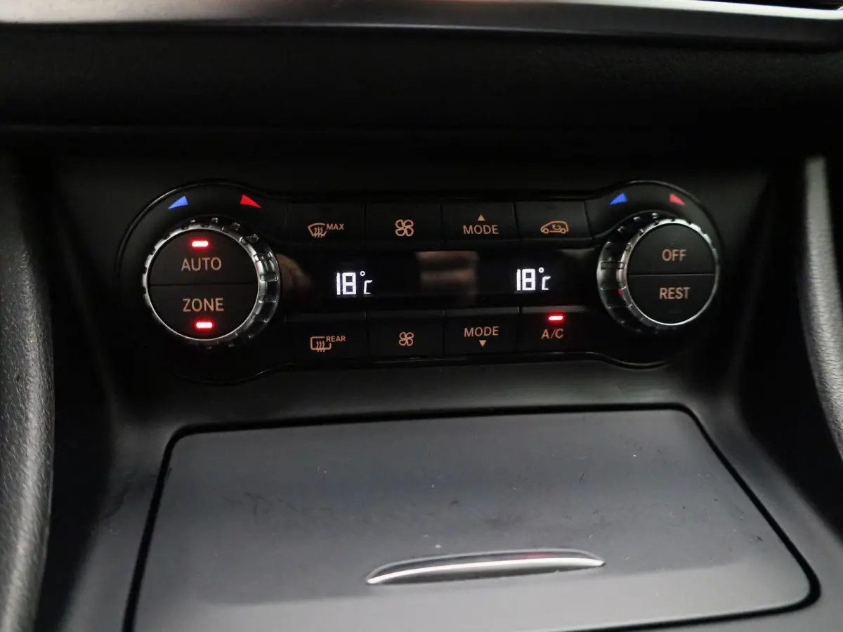 200 Prestige | Automaat | Stoelverwarming | Memory | Trekhaak | Navigatie |