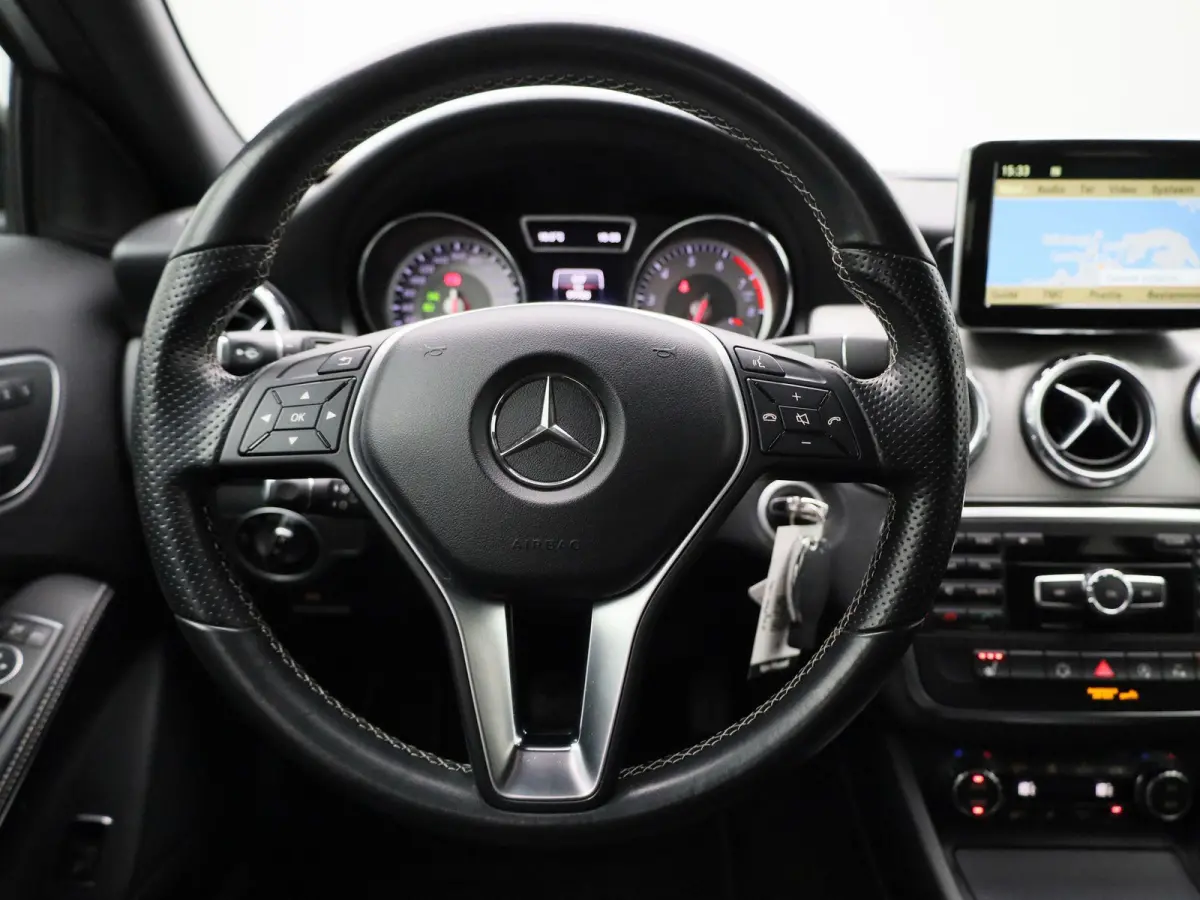 200 Prestige | Automaat | Stoelverwarming | Memory | Trekhaak | Navigatie |