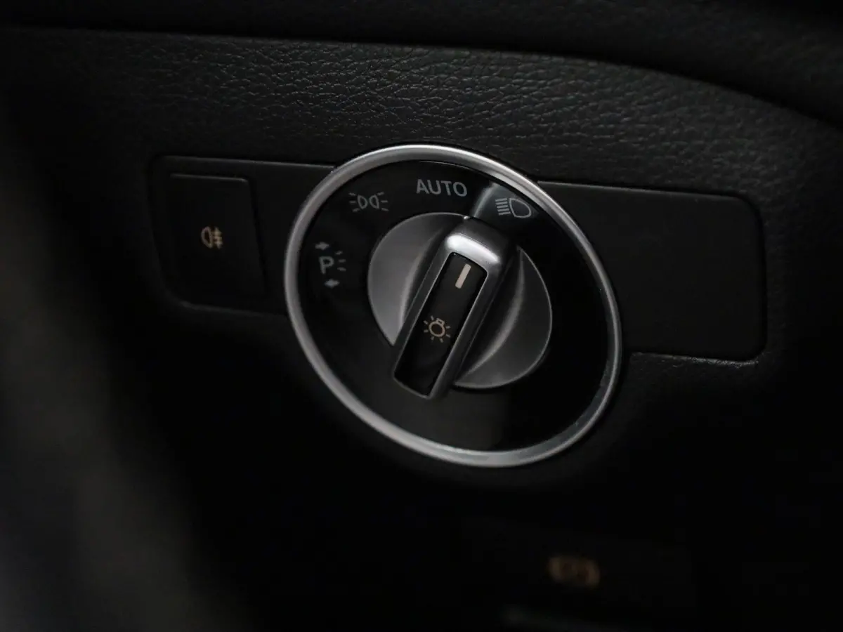 200 Prestige | Automaat | Stoelverwarming | Memory | Trekhaak | Navigatie |