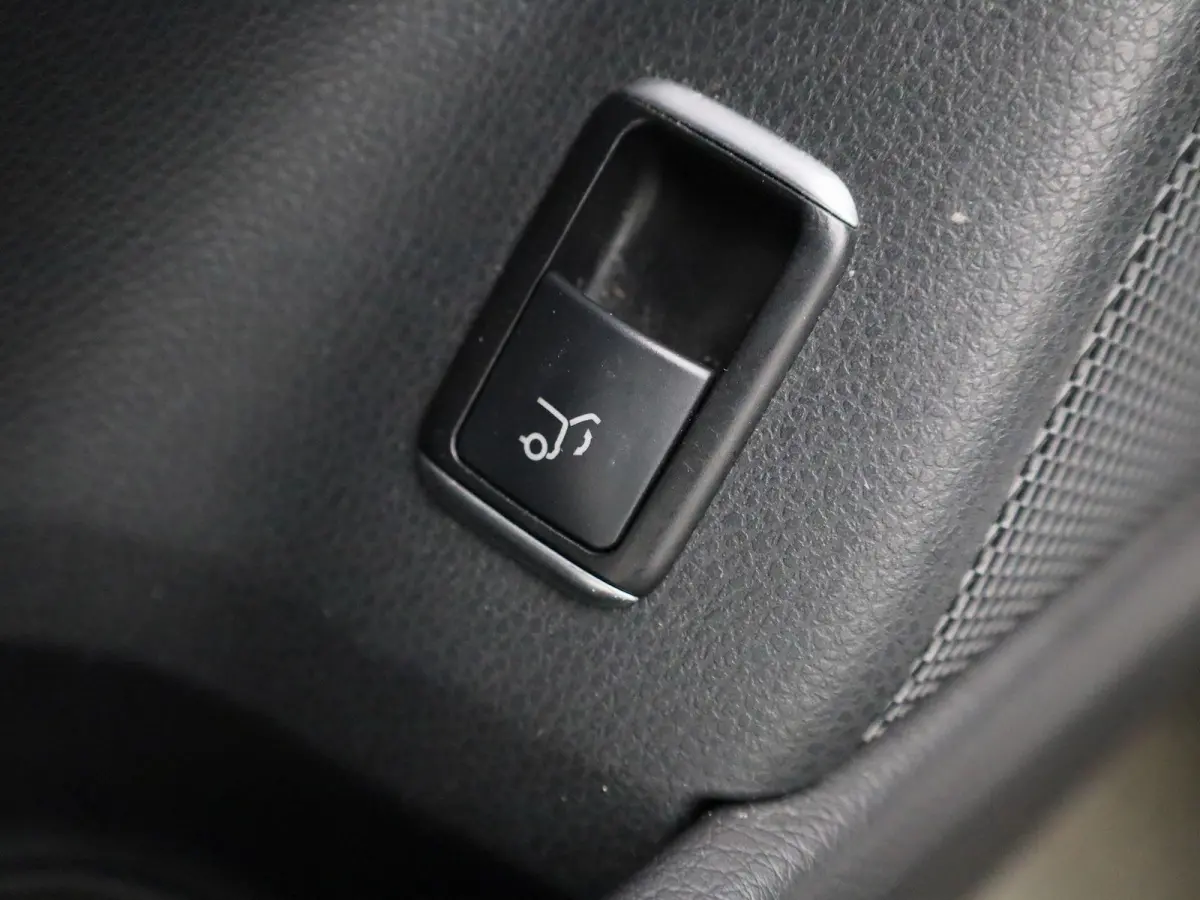 200 Prestige | Automaat | Stoelverwarming | Memory | Trekhaak | Navigatie |