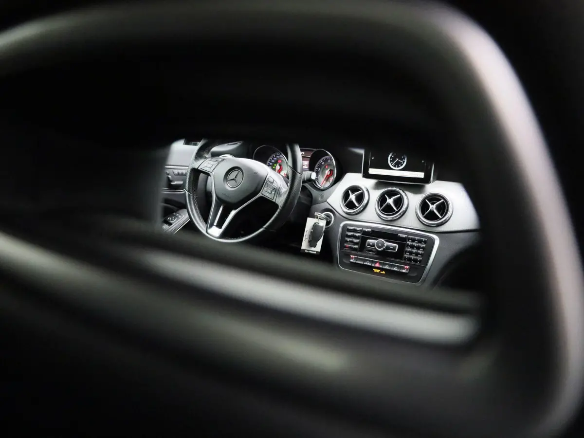 200 Prestige | Automaat | Stoelverwarming | Memory | Trekhaak | Navigatie |