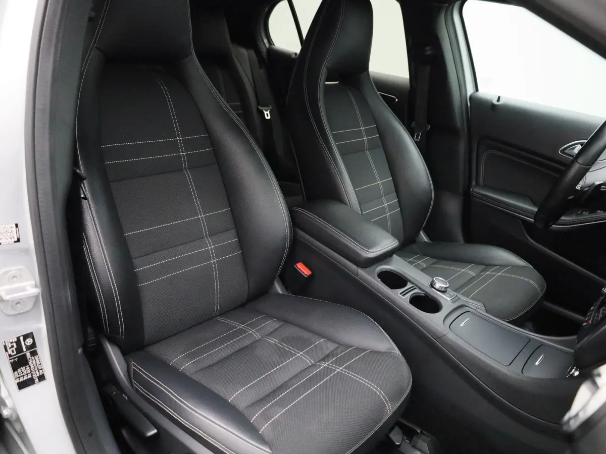 200 Prestige | Automaat | Stoelverwarming | Memory | Trekhaak | Navigatie |