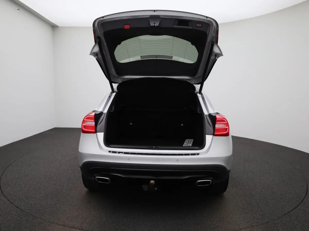 200 Prestige | Automaat | Stoelverwarming | Memory | Trekhaak | Navigatie |