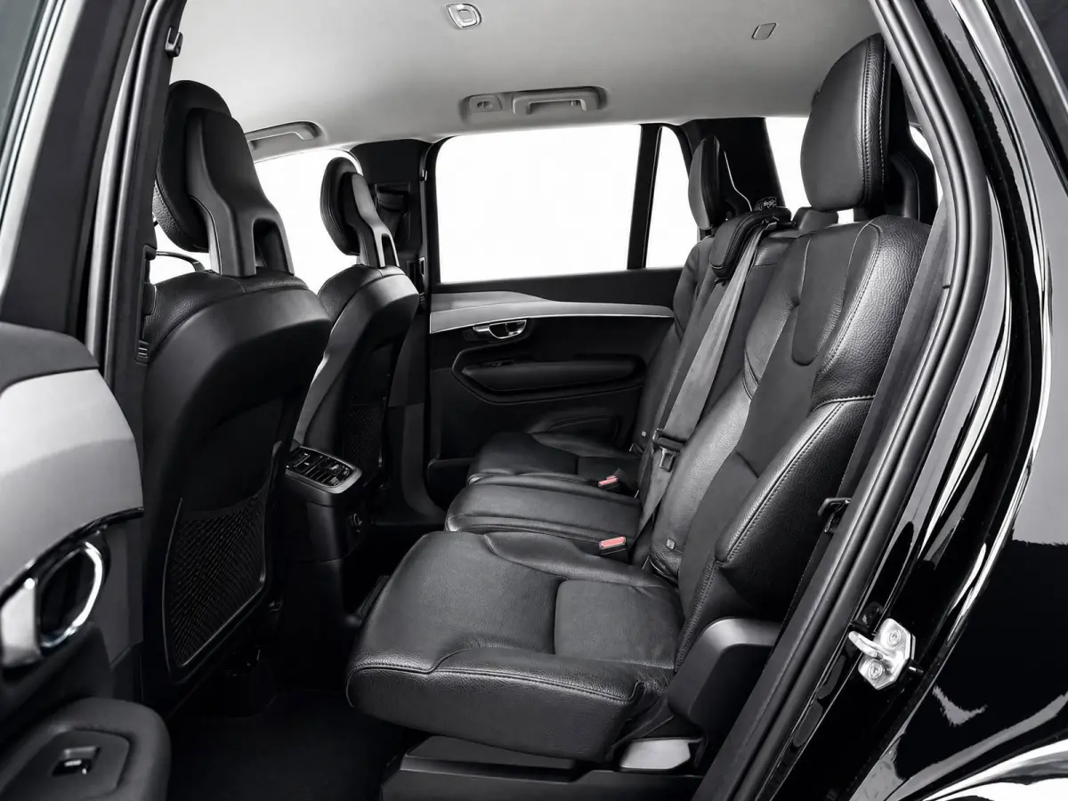 2.0 T8 Recharge AWD R-Design | Pilot Assist | Stoelverwarming | Carplay | Black on black