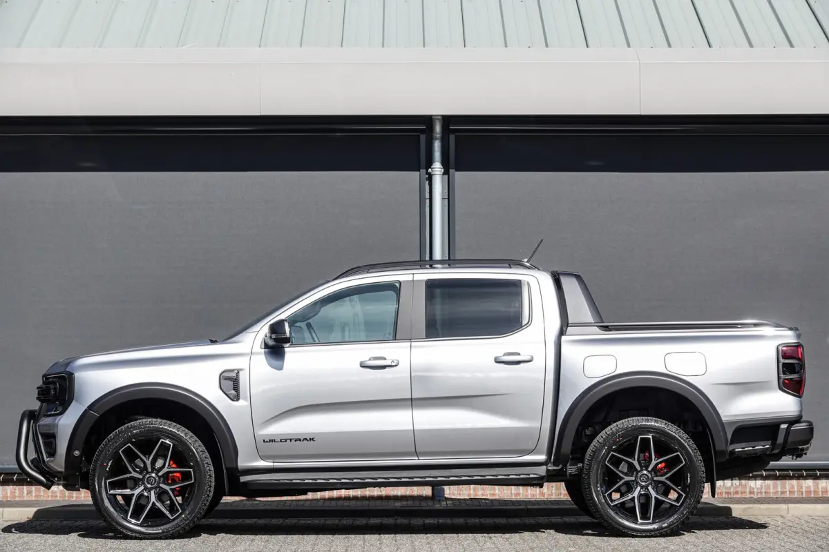 Wildtrak 2.3PHEV 280Pk Aut. | Plug In Hybride | Double Cab | 5-Persoons | Bullbar | Wielkastverbreders | Trekhaak | Rollertop | 22''