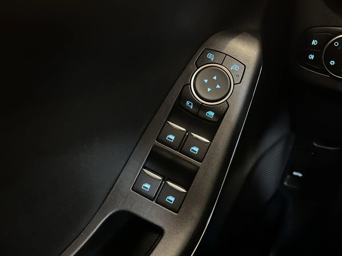 1.0 EcoBoost Titanium Climate control Cruise control LED Parkeersensor achter Stoel + Stuur verwarming Navigatie Apple Carplay/ Android Auto