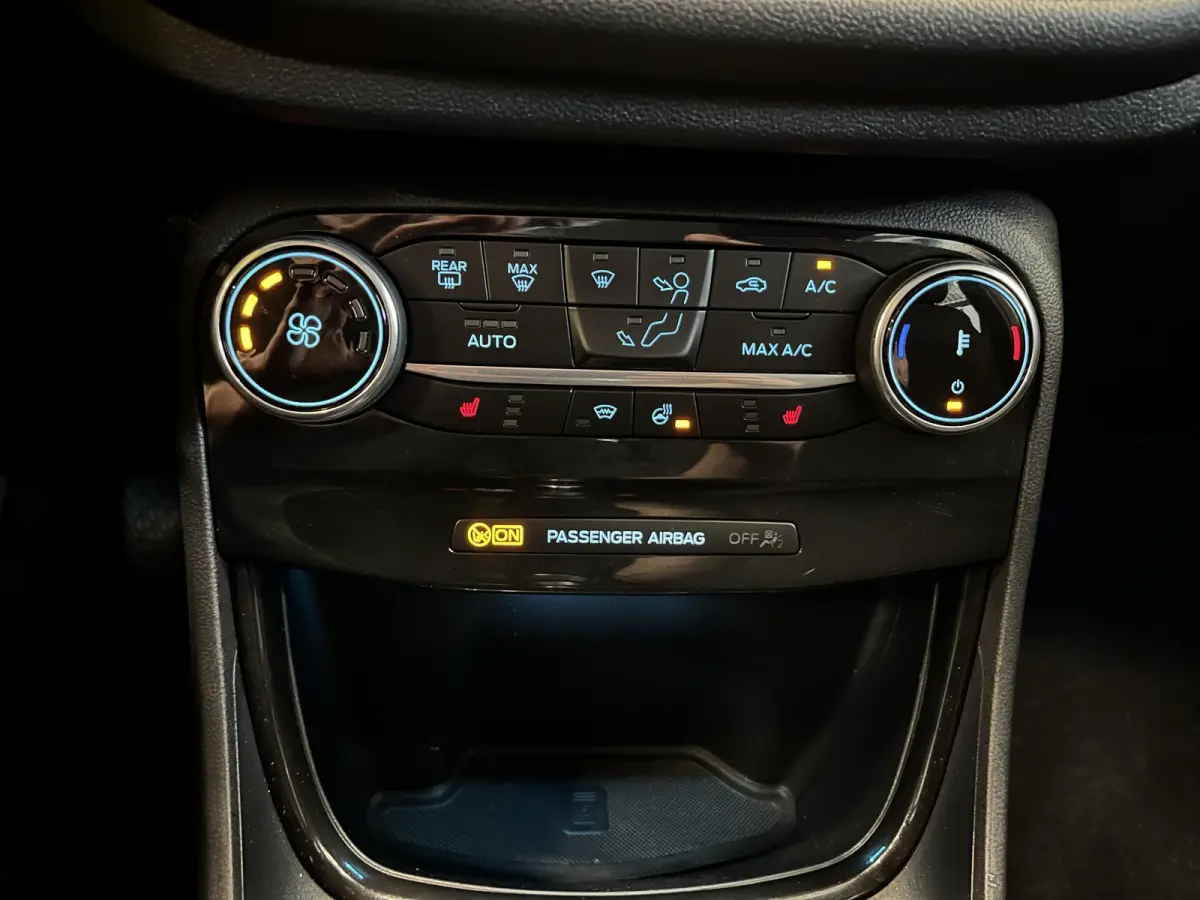 1.0 EcoBoost Titanium Climate control Cruise control LED Parkeersensor achter Stoel + Stuur verwarming Navigatie Apple Carplay/ Android Auto