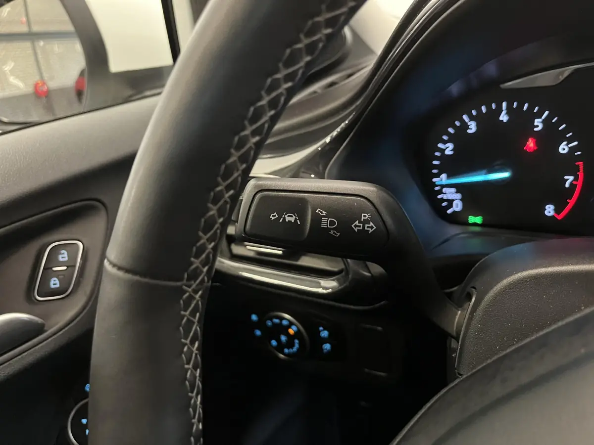 1.0 EcoBoost Titanium Climate control Cruise control LED Parkeersensor achter Stoel + Stuur verwarming Navigatie Apple Carplay/ Android Auto