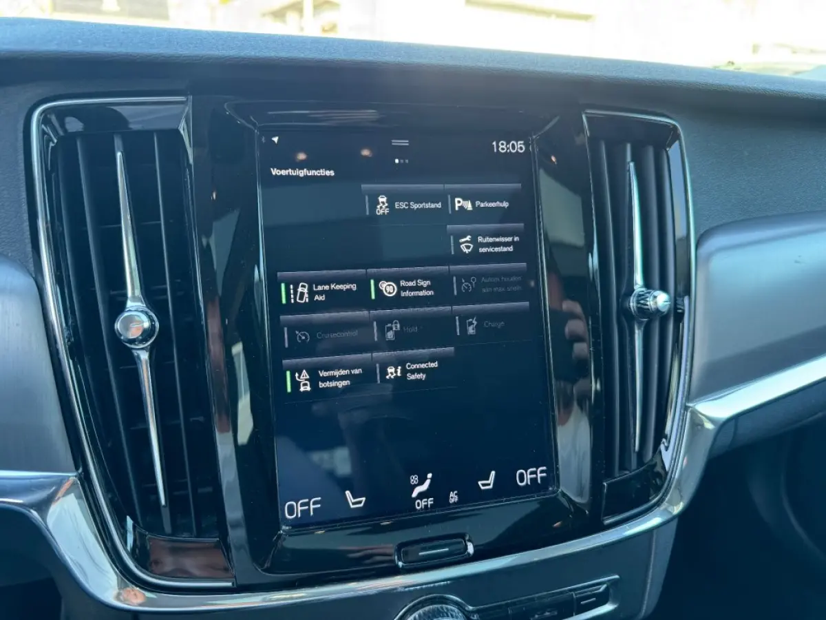 2.0 T8 AWD PLUG-IN HYBRIDE / MOMENTUM / Panoramadak / Lederen bekleding / AppleCarplay / Boekjes aanwezig.