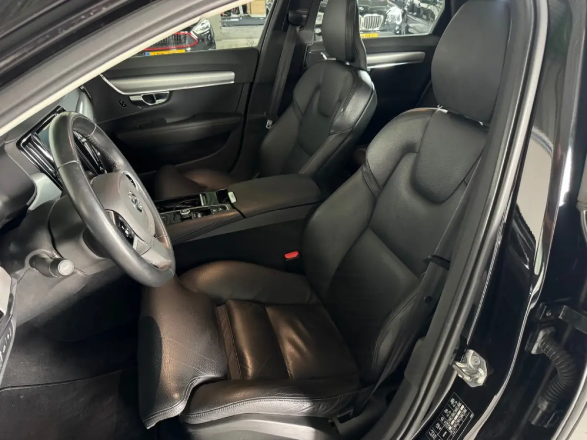 2.0 T8 AWD PLUG-IN HYBRIDE / MOMENTUM / Panoramadak / Lederen bekleding / AppleCarplay / Boekjes aanwezig.
