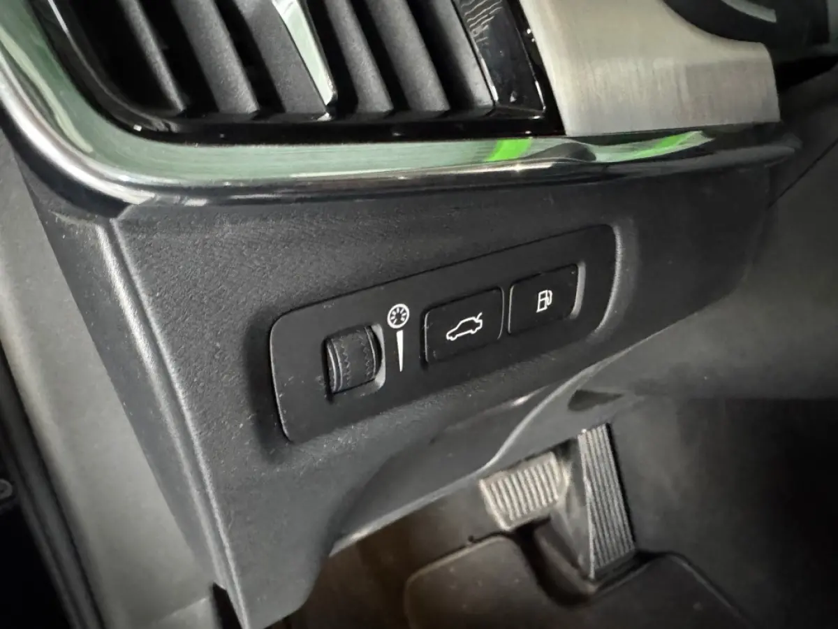 2.0 T8 AWD PLUG-IN HYBRIDE / MOMENTUM / Panoramadak / Lederen bekleding / AppleCarplay / Boekjes aanwezig.