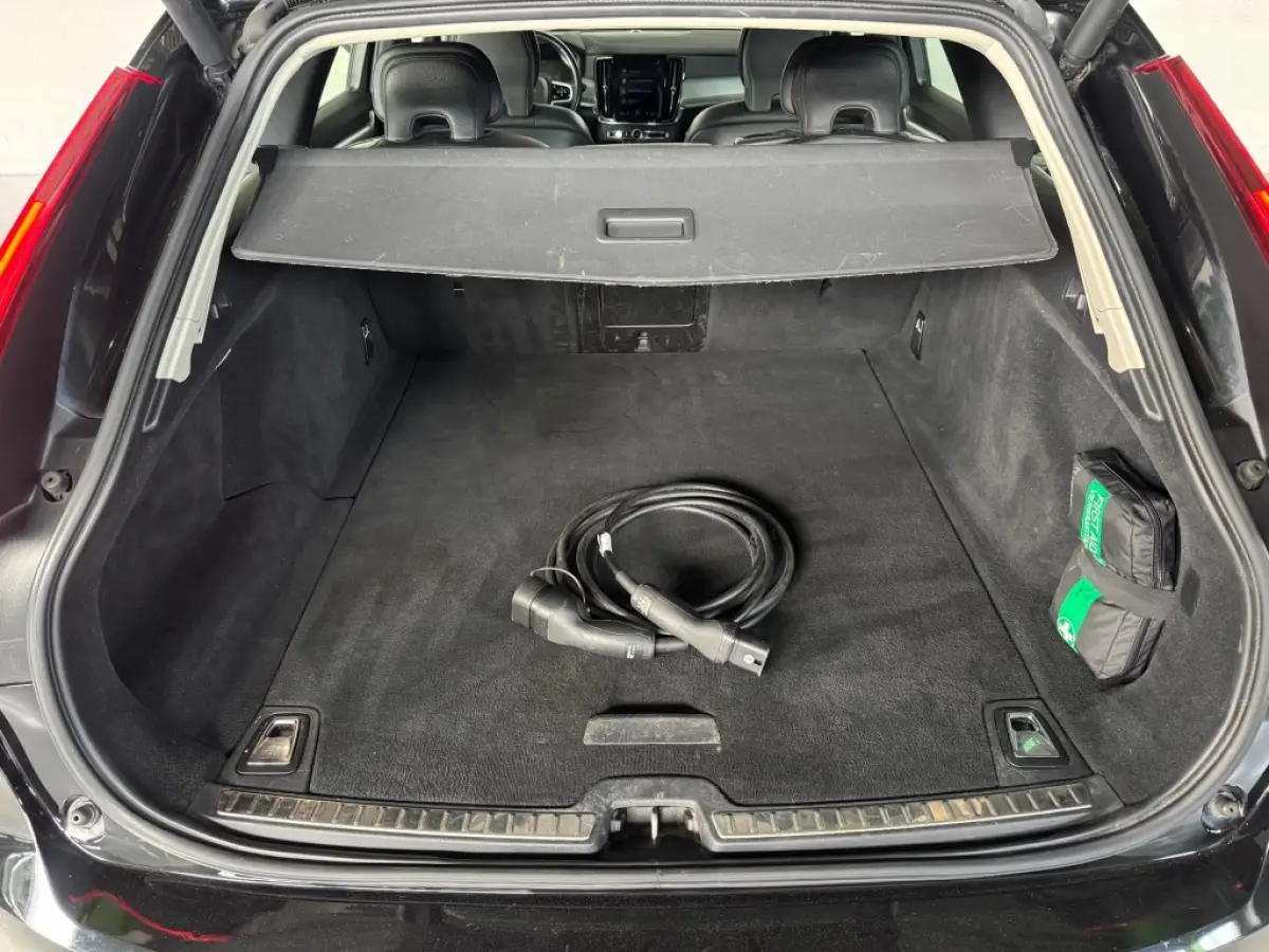 2.0 T8 AWD PLUG-IN HYBRIDE / MOMENTUM / Panoramadak / Lederen bekleding / AppleCarplay / Boekjes aanwezig.