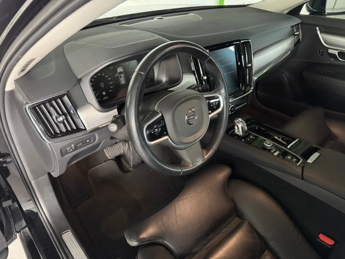 2.0 T8 AWD PLUG-IN HYBRIDE / MOMENTUM / Panoramadak / Lederen bekleding / AppleCarplay / Boekjes aanwezig.