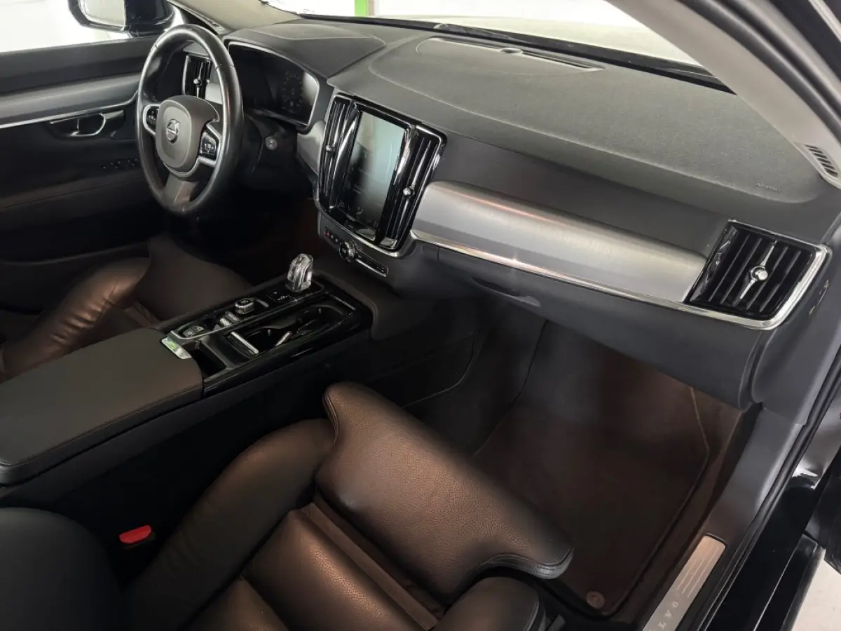 2.0 T8 AWD PLUG-IN HYBRIDE / MOMENTUM / Panoramadak / Lederen bekleding / AppleCarplay / Boekjes aanwezig.
