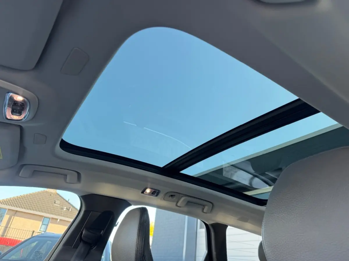 2.0 T8 AWD PLUG-IN HYBRIDE / MOMENTUM / Panoramadak / Lederen bekleding / AppleCarplay / Boekjes aanwezig.