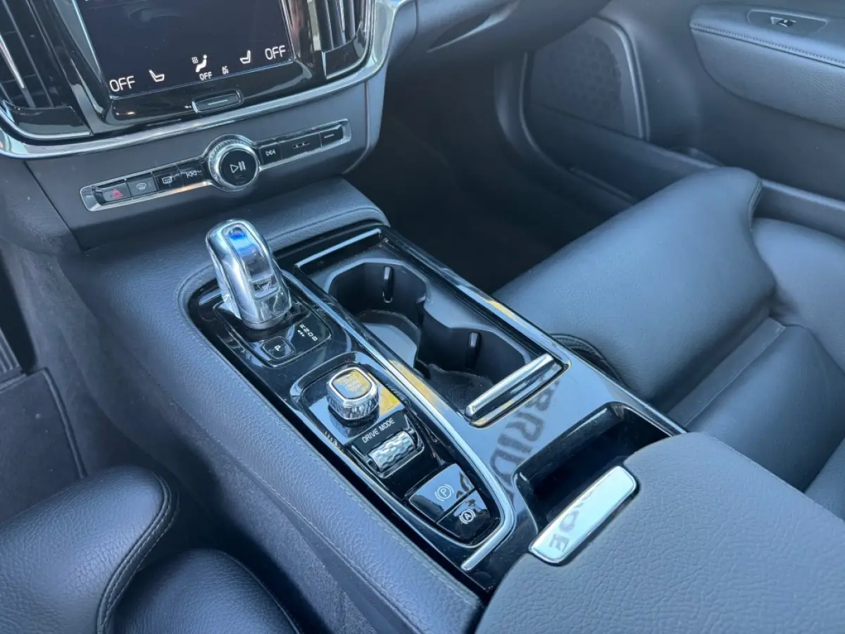 2.0 T8 AWD PLUG-IN HYBRIDE / MOMENTUM / Panoramadak / Lederen bekleding / AppleCarplay / Boekjes aanwezig.