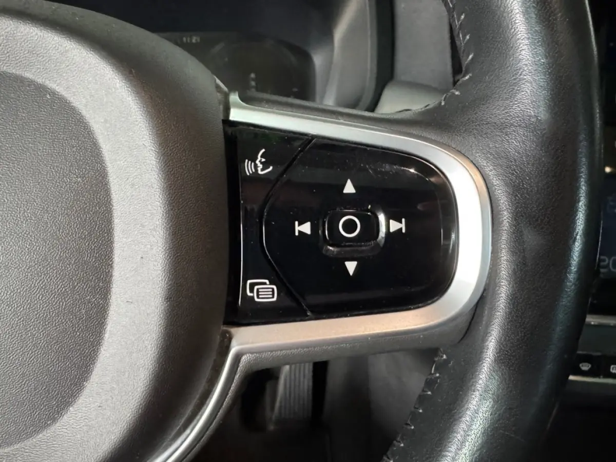 2.0 T8 AWD PLUG-IN HYBRIDE / MOMENTUM / Panoramadak / Lederen bekleding / AppleCarplay / Boekjes aanwezig.