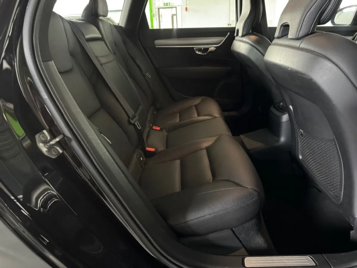 2.0 T8 AWD PLUG-IN HYBRIDE / MOMENTUM / Panoramadak / Lederen bekleding / AppleCarplay / Boekjes aanwezig.