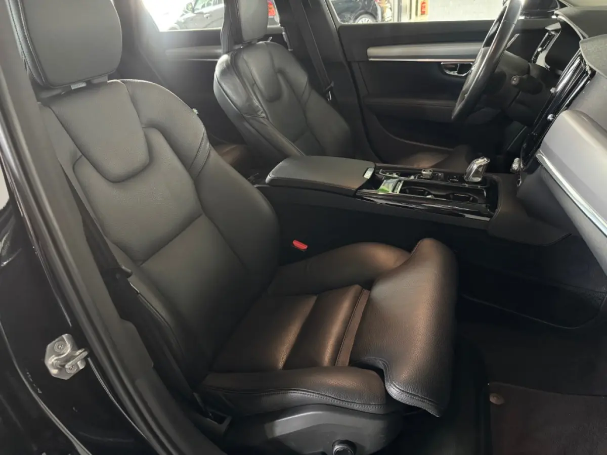 2.0 T8 AWD PLUG-IN HYBRIDE / MOMENTUM / Panoramadak / Lederen bekleding / AppleCarplay / Boekjes aanwezig.