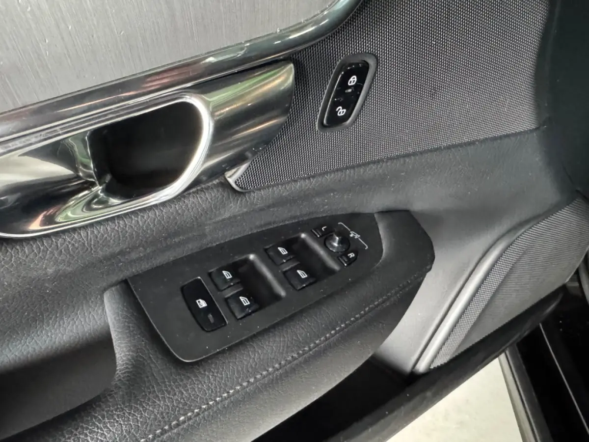 2.0 T8 AWD PLUG-IN HYBRIDE / MOMENTUM / Panoramadak / Lederen bekleding / AppleCarplay / Boekjes aanwezig.
